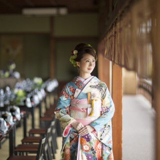 披露宴会場で 振袖は和の小物がよく映えます