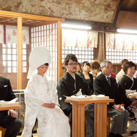 神前式にはやっぱり白無垢と綿帽子が似合います。