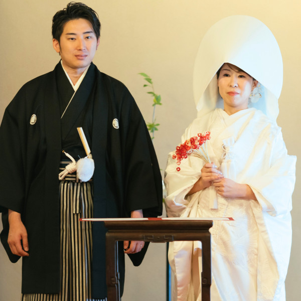 皆で完成させた特別なブーケが、ふたりの誓いを彩ります。