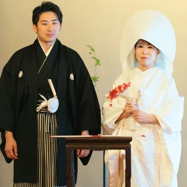 皆で完成させた特別なブーケが、ふたりの誓いを彩ります。