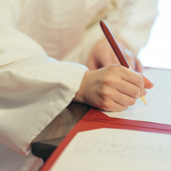 結婚証明書にお二人のサインを頂きます