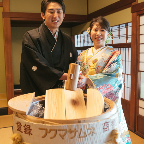 披露宴は鏡開きで乾杯