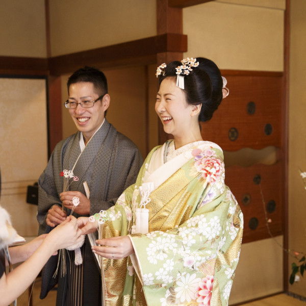 新郎新婦のもとへ水引で承認