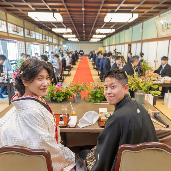 緊張のお式を終え、満開の笑顔。