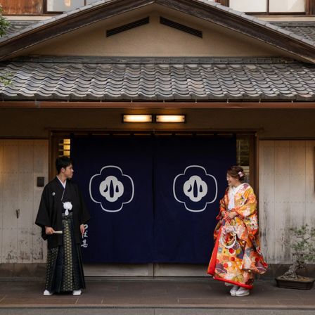 のれんを背景にした撮影は、つば甚らしい風情を感じる一瞬。和装の魅力が自然に引き立ちます。|つば甚の写真(46000675)