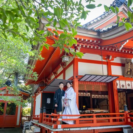 五月のやわらかな陽光に包まれ、金澤神社の社殿前にてお撮りした新郎新婦の一枚|つば甚の写真(62239296)