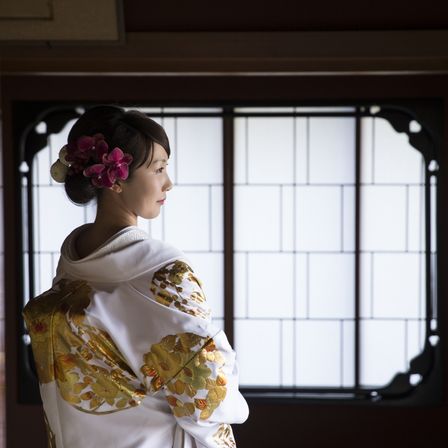 金の詩集が施された白の打掛 月の間 「金沢城の窓枠」の前で撮影|つば甚の写真(44408854)