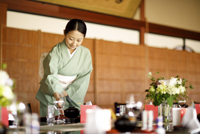 料亭ならではの和装スタッフが心を込めておもてなしいたします