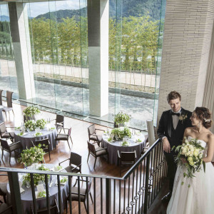 光と緑に包まれた開放的な会場。階段からの入場はまるで映画のワンシーンのようで、心に残る特別な瞬間になります。|アールベルアンジェ山口の写真(54974732)