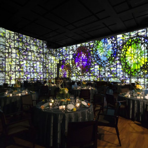 アールベルアンジェ山口ならではの360度プロジェクションマッピングは、空間全体をドラマチックに変化させる特別な演出。映像と光が織りなす圧倒的な美しさが会場を魅了します。|アールベルアンジェ山口の写真(54974611)