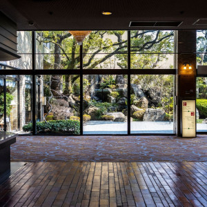 館内に入ると目の前に広がる緑豊かな日本庭園|SHOHAKUEN HOTEL 松柏園ホテルの写真(38234264)