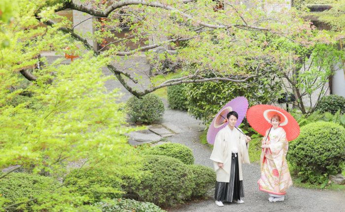 桜・新緑・紅葉・雪景色など、四季折々の表情を見せてくれる日本庭園での前撮り。