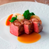 大事なゲストへのおもてなしとなるお料理は重要な決め手のひとつ。四季折々の趣向を凝らしたメニューをご用意しております。