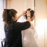 スタイリストがリハーサルから当日のヘアメイクまでトータルに担当