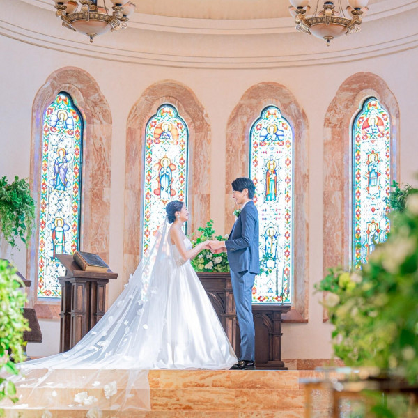 自然光差し込むステンドグラスが魅力の大聖堂！1件目のご来館で挙式料全額プレゼント