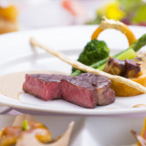 お肉料理:国産牛ロース肉のグリル ゴールデンリングと香り立つグリッシーニを添えて