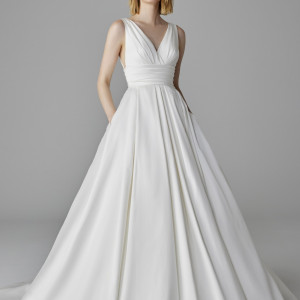 〈PRONOVIAS/JUMINEUSE〉ウエストから真っ白なシルク生地が広がるきれいなAライン。ノースリーブのお袖でより大人っぽさを演出。|ラソール ガーデン・アリビラ クリスティア教会 チュチュリゾートウエディングの写真(50000294)