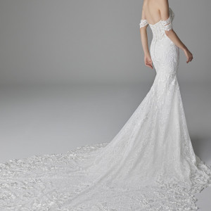 〈PRONOVIAS/JUDI〉ロングトレーンが映えるマーメイド型のドレス。ワンショルダーにもビスチェにもなる2way型|ラソール ガーデン・アリビラ クリスティア教会 チュチュリゾートウエディングの写真(50000291)