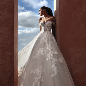 〈PRONOVIAS/GERLAND〉シアーなチュールのレイアードスカートに重ねたフローラルレースがフェミニンな印象を与えるAラインドレス。|ラソール ガーデン・アリビラ クリスティア教会 チュチュリゾートウエディングの写真(50000299)