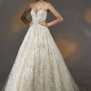 〈PRONOVIAS/ANAVA〉胸元からドレスの裾まで刺繡・スパンコールが全面に広がっている上品さのあるドレス。|ラソール ガーデン・アリビラ クリスティア教会 チュチュリゾートウエディングの写真(50000297)