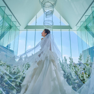 透明感溢れるチャペルはドレス姿の花嫁をさらに美しく輝かせます|アイネス ヴィラノッツェ 沖縄（クチュールナオコ ウエディング）の写真(21367283)