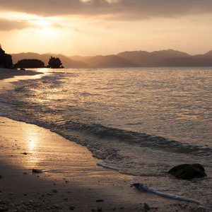 プライベートビーチから見るサンライズも感動的|アイネス ヴィラノッツェ 沖縄（クチュールナオコ ウエディング）の写真(915736)