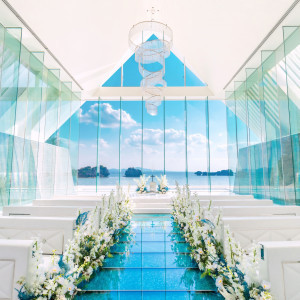ガラスのバージンロードと祭壇から広がる海が印象的なチャペル|アイネス ヴィラノッツェ 沖縄（クチュールナオコ ウエディング）の写真(21365391)