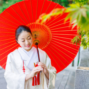 神前式では境内で写真撮影も。