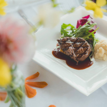 ハレの日を鮮やかに彩るアッティモこだわりのお料理。おふたりからゲストへ「おもてなし」となる料理を大切に考えます。