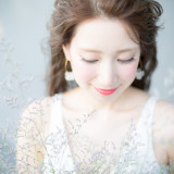 事前にヘアメイクリハーサルを行うので安心して当日へ。
ドレスに似合う小物合わせやヘアメイクをご提案。