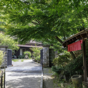 横浜市街地にほど近いながらも、自然豊かな里山に囲まれております|久右衛門邸の写真(51388346)