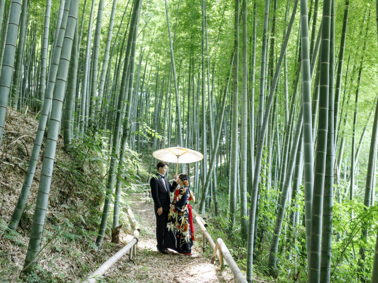 古民家ならではの美しい庭園と、周囲の自然に包まれた結婚式を
