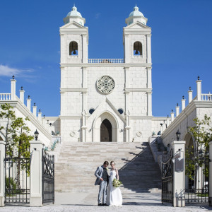 青空にひと際映え、美しい外観が目を引く白亜の大聖堂・大階段。|CIER ET MER & I STYLE（シェルエメール＆アイスタイル）の写真(5082469)