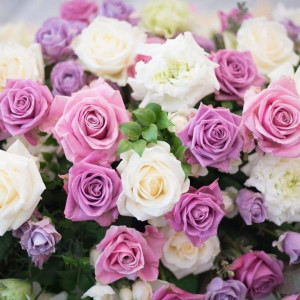 メインテーブルにはホワイトとピンクのバラをたくさん詰め込んで。|CIER ET MER & I STYLE（シェルエメール＆アイスタイル）の写真(5082818)