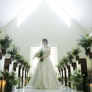 天窓のあるチャペルでは、自然光が降り注ぎ、おふたりの結婚式を祝福する。ナチュラルなチャペルだからこそ、おふたりの挙式で感動が生まれる。|定禅寺ガーデンヒルズ迎賓館/FIVESTAR WEDDINGの写真(31031051)