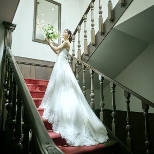 赤い絨毯の階段はドレスが映えるフォトスポットに|定禅寺ガーデンヒルズ迎賓館/FIVESTAR WEDDINGの写真(54403408)