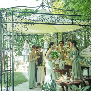 ガーデンを使った写真撮影やグリーティングも人気|定禅寺ガーデンヒルズ迎賓館/FIVESTAR WEDDINGの写真(54402050)