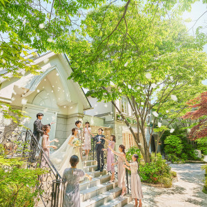 挙式後のフラワーシャワーは緑に囲まれた美空間で|定禅寺ガーデンヒルズ迎賓館/FIVESTAR WEDDINGの写真(51276719)