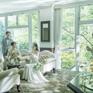 緑に囲まれたロビーでゲストとくつろぎの空間を|定禅寺ガーデンヒルズ迎賓館/FIVESTAR WEDDINGの写真(54402999)