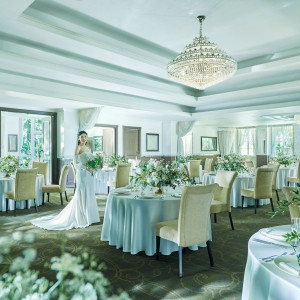 シャンデリアが輝く落ち着いた披露宴会場|定禅寺ガーデンヒルズ迎賓館/FIVESTAR WEDDINGの写真(53753026)