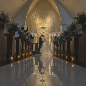 夕方からの結婚式もおすすめ。照明はおふたりのご希望に合わせて変更が可能。没入感のあるチャペルではゲストも思わず涙を流すような幻想的な空間に。|定禅寺ガーデンヒルズ迎賓館/FIVESTAR WEDDINGの写真(51277331)