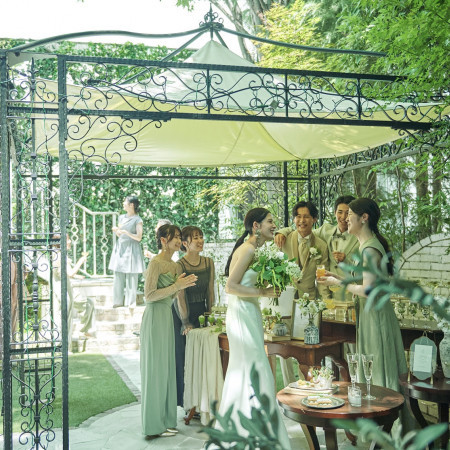 ガーデンはロビーの一部として出入り自由にゲストが楽しめる