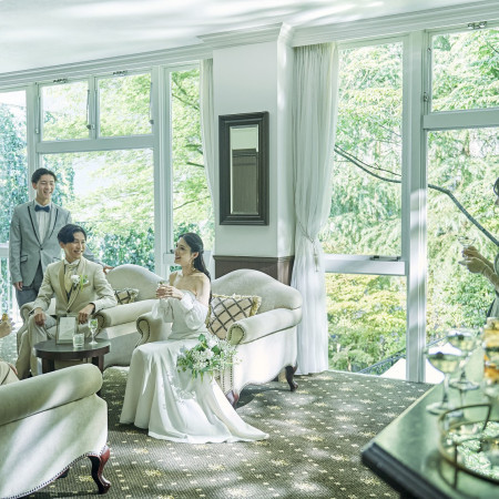 緑に囲まれたロビーでゲストとくつろぎの空間を