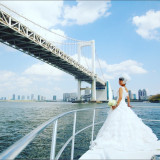 レインボーブリッジを背景に ウエディングドレス姿の新婦
思い出に残る 1ショットに