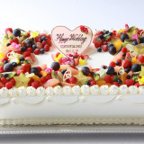 ケーキのカラーイメージ・デザインもおふたりのイメージに合わせてパティシエが制作致します!気軽にプロにご相談を。