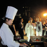 船上BBQはまるで海外ウエディングのよう!美味しいお肉と海鮮を堪能♪
シェフが調理致しますので、クルーズをお楽しみ下さい!
