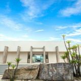 遠く阿蘇の山々まで一直線に見通せるゲストエントランス。ここから「天空のウエディング」がはじまる