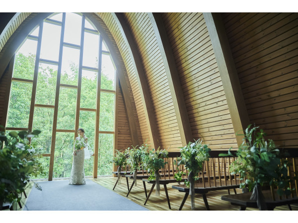【特別な一日を】自然に佇むマナーホールで光と緑に包まれるセレモニー