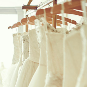 花嫁のドレスは約1,000着から選べます。専門のドレスコーディネーターがドレス選びも徹底サポート|四季の丘 seasons withの写真(3021706)