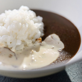 【また食べたい味】ポルチーニ香るクリームソースとビーフのエキスが豊かな2色のフレンチカレー